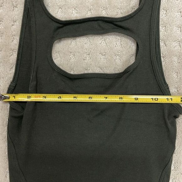 Lululemon Front Cut-Out Crop Tank, Green, Size 4 - Picture 7 of 7